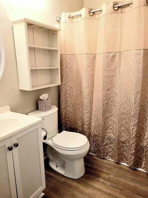 Shower - The Narrow Nest @ Sand Pebbles (Carolina Beach)