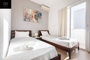 2 dormitoris, escriptori i planxa i posts de planxar 