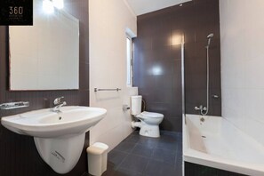 Haartrockner, Handtücher, Seife, Toilettenpapier