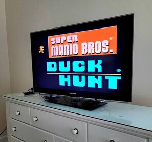 A television displaying the game 'Super Mario Bros. Duck Hunt' on a Samsung TV. - Island Treasure, CB Oceanfront Retreat (Carolina Beach)
