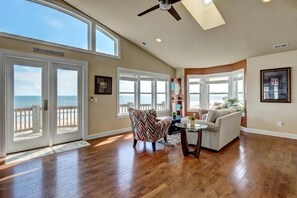 Televisión, chimenea y oficina 