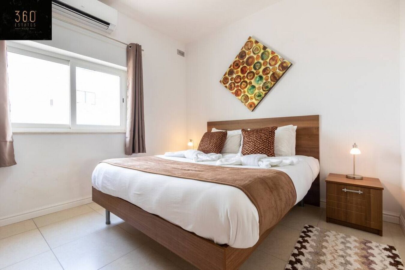 1 habitación, escritorio, tabla de planchar con plancha y cuna de viaje 