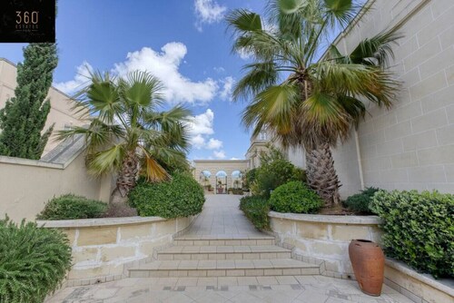 A LUX VILLA with amazing BBQ, Pool Area & WIFI