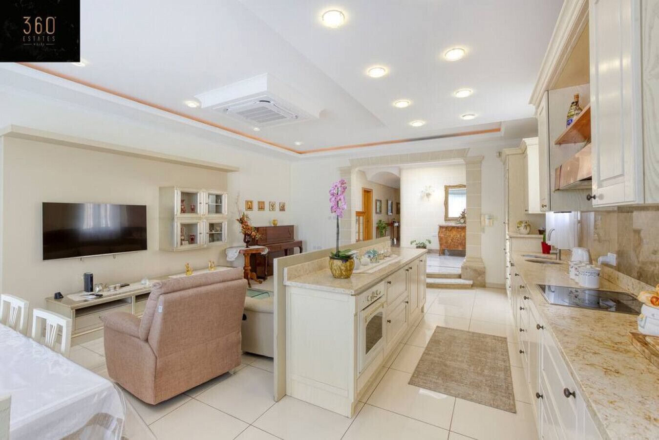 Frigorífico, microondas, horno y lavavajillas