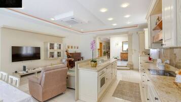 Frigorífico, microondas, horno y lavavajillas