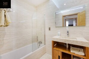 Hair dryer, towels - A LUX VILLA with amazing BBQ, Pool Area & WIFI (Is-Swieqi)
