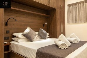 1 Schlafzimmer, Schreibtisch, Bügeleisen/Bügelbrett, Reisekinderbett