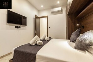 1 habitación, escritorio, tabla de planchar con plancha y cuna de viaje