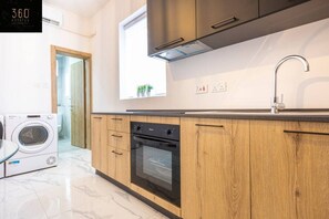 Dishwasher, cookware/dishes/utensils, dining tables