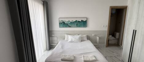 Bureau, fer et planche Ă repasser, lit parapluie, Wi-Fi gratuit