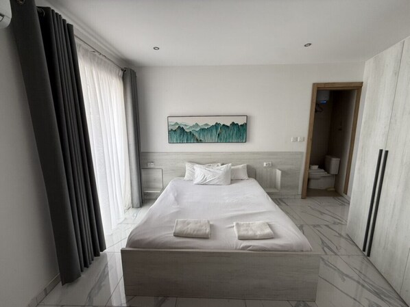 Bureau, fer et planche Ă repasser, lit parapluie, Wi-Fi gratuit