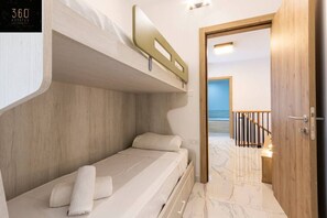 Een bureau, een strijkplank/strijkijzer, reisbedje, gratis wifi