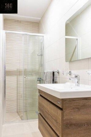 Hair dryer, towels - Beautiful, 2BR Duplex APT just off Spinola & WIFI (San Ġiljan)