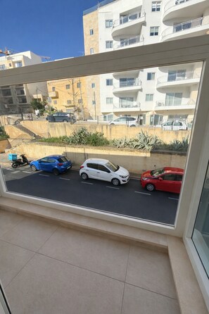 Interior - Beautiful, 2BR Duplex APT just off Spinola & WIFI (San Ġiljan)