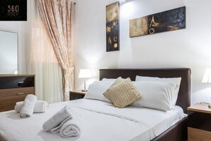 2 dormitoris, escriptori i planxa i posts de planxar 