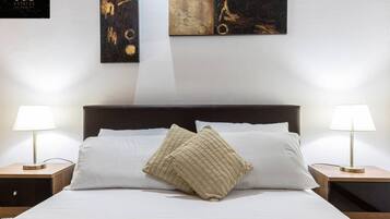 2 soveværelser, skrivebord, strygejern/strygebræt, weekendseng