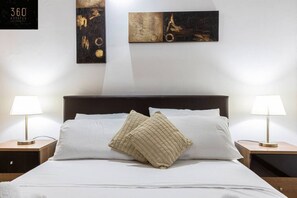 2 dormitorios, escritorio, tabla de planchar con plancha y cuna de viaje