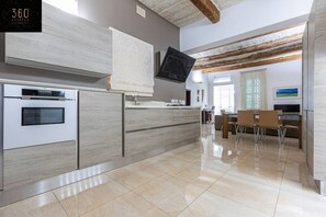 Frigorífic, microones, forn i cafetera i tetera 