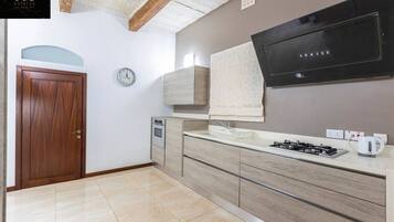 Køleskab, mikrobølgeovn, ovn, kaffe-/temaskine