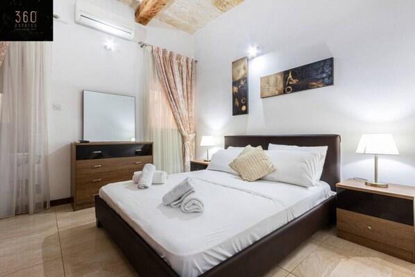 2 slaapkamers, een bureau, een strijkplank/strijkijzer, reisbedje