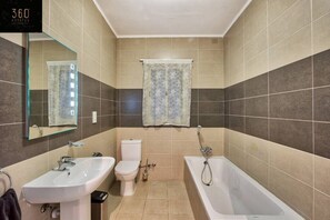 Secador de cabelo, toalhas de banho