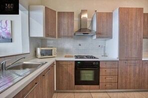 Køleskab, mikrobølgeovn, ovn, kogeplade