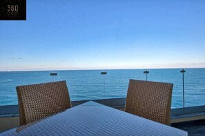 Outdoor dining - Sliema Seafront 3BR - opposite Beach - AC & Wifi (Sliema)