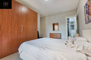 3 室のベッドルーム、デスク、アイロン / アイロン台、旅行用ベビーベッド