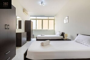 3 Schlafzimmer, Schreibtisch, Bügeleisen/Bügelbrett, Reisekinderbett