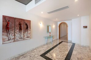 المنشأة من الداخل