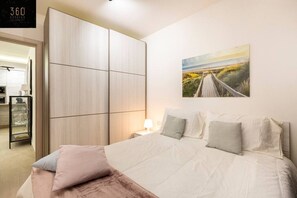 3 chambres, bureau, fer et planche à repasser, lit parapluie