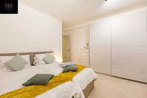 3 bedrooms, desk, iron/ironing board, travel cot