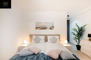 Desk, iron/ironing board, travel cot, free WiFi - Beautiful, cozy APT just off the Promenade & WIFI (Tas-Sliema)