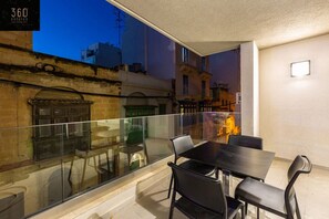Outdoor dining - Beautiful, cozy APT just off the Promenade & WIFI (Tas-Sliema)