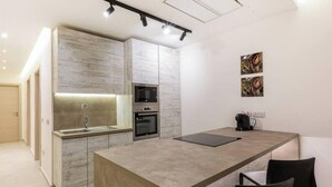 Eine moderne Küche mit Kochinsel, eingebauten Geräten und einem minimalistischen Design.