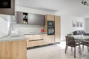 Een koelkast, een microgolfoven, een oven, een vaatwasser