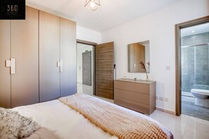 2 Schlafzimmer, Schreibtisch, Bügeleisen/Bügelbrett, Reisekinderbett