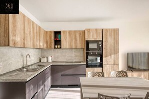 Een koelkast, een microgolfoven, een oven, een vaatwasser