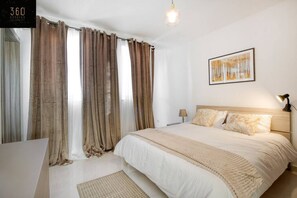 Schreibtisch, Bügeleisen/Bügelbrett, Reisekinderbett, kostenloses WLAN