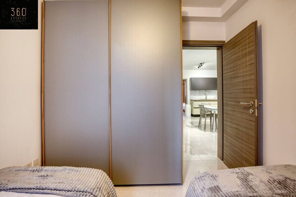 Escritorio, tabla de planchar con plancha, cuna de viaje y wifi gratis 