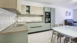 Een koelkast, een magnetron, een oven, een vaatwasser