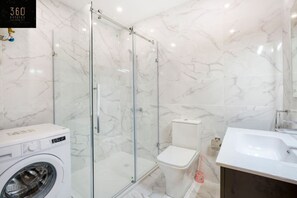 Haartrockner, Handtücher, Seife, Toilettenpapier