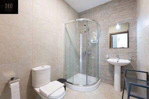 Kostenlose Toilettenartikel, Handtücher, Toilettenpapier