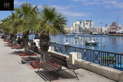 Charming 2BR w/Maltese Balcony Off the Promenade