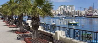 Charming 2BR w/Maltese Balcony Off the Promenade