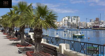 Charming 2BR w/Maltese Balcony Off the Promenade