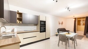 Una cucina moderna con zona pranzo, comprensiva di tavolo e sedie.