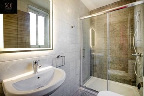 Haartrockner, Handtücher, Seife, Toilettenpapier