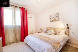 Skrivebord, strykejern/-brett, reiseseng for barn og wi-fi (inkludert)