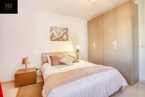 2 Schlafzimmer, Schreibtisch, Bügeleisen/Bügelbrett, Reisekinderbett